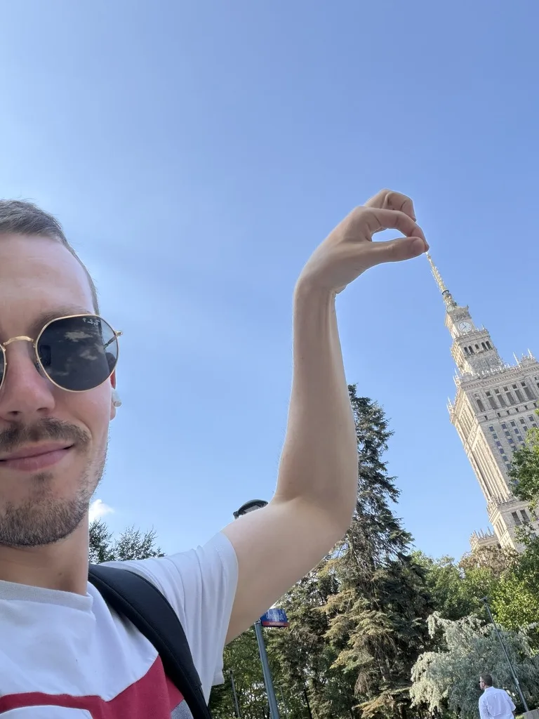 Selfie devant le Palais de la Culture et de la Science à Varsovie