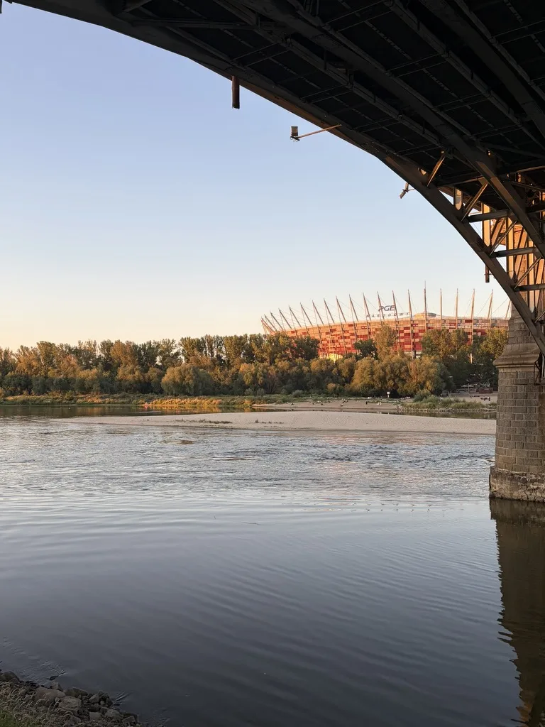 La Vistule et le Stade national de Varsovie au coucher du soleil