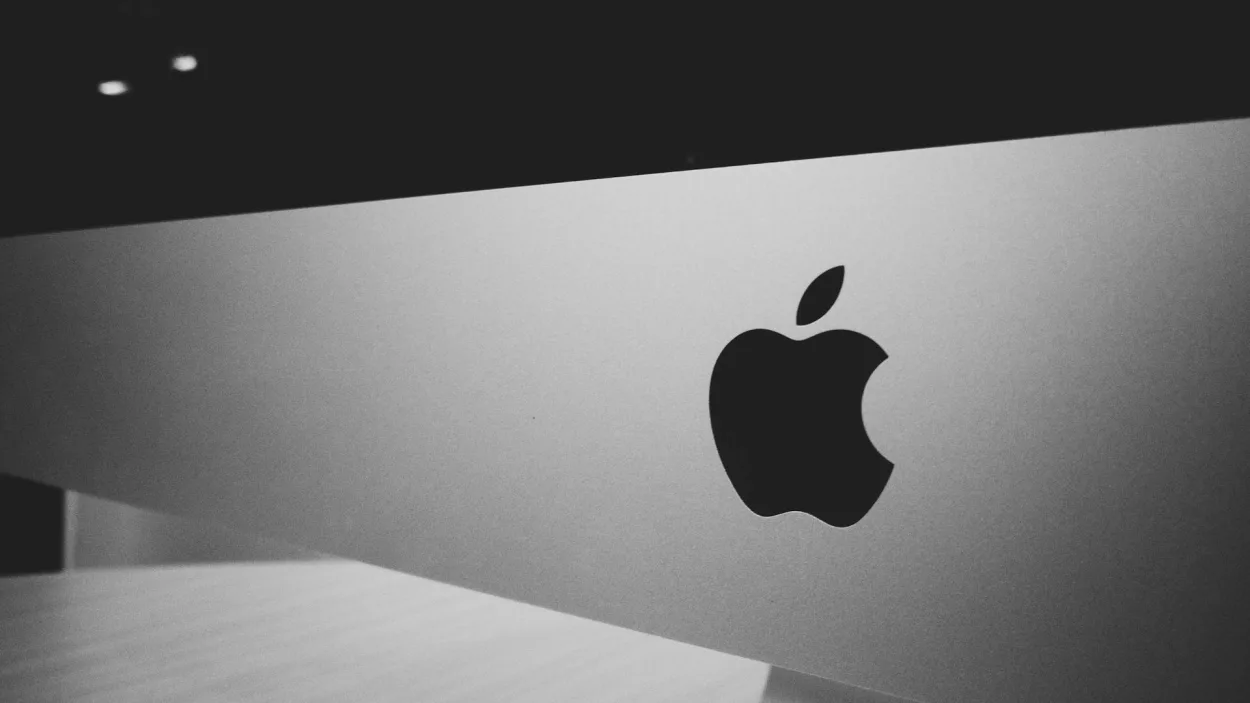 CVE-2025-43300 Apple